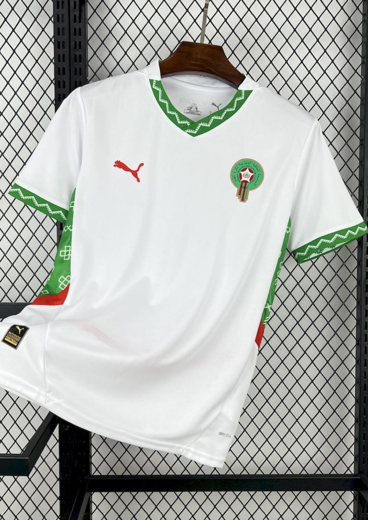 Maroc (Extérieur) Blanc, détails verts et rouges avec motifs traditionnels sur le col et les manches, logos Puma et FRMF. GoalKits