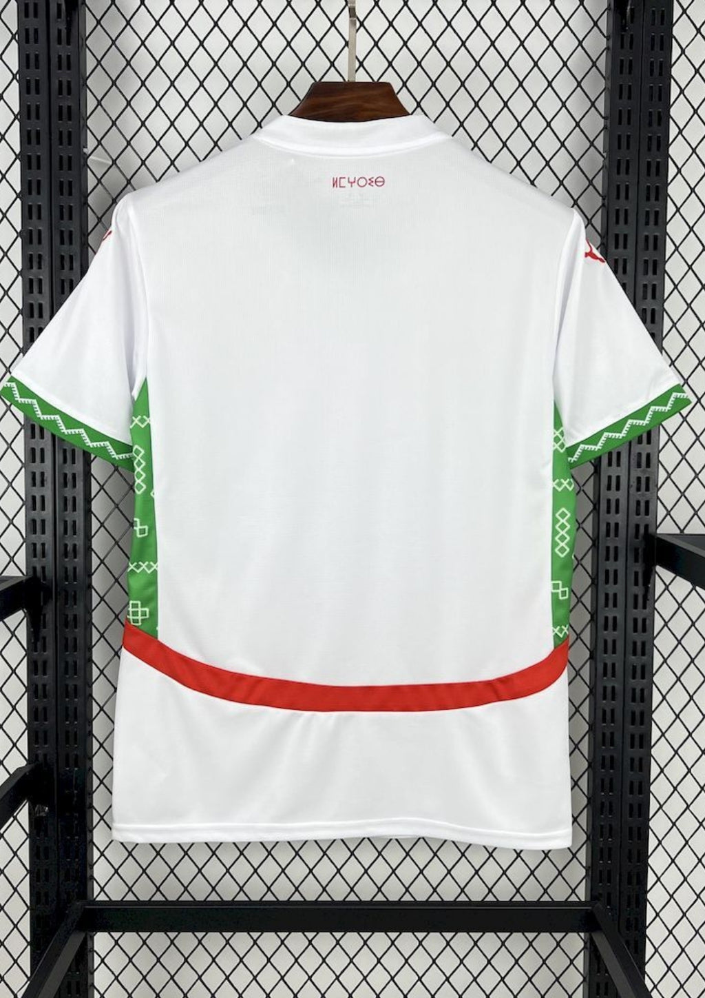 Maroc (Extérieur) Blanc, détails verts et rouges avec motifs traditionnels sur le col et les manches, logos Puma et FRMF. GoalKits