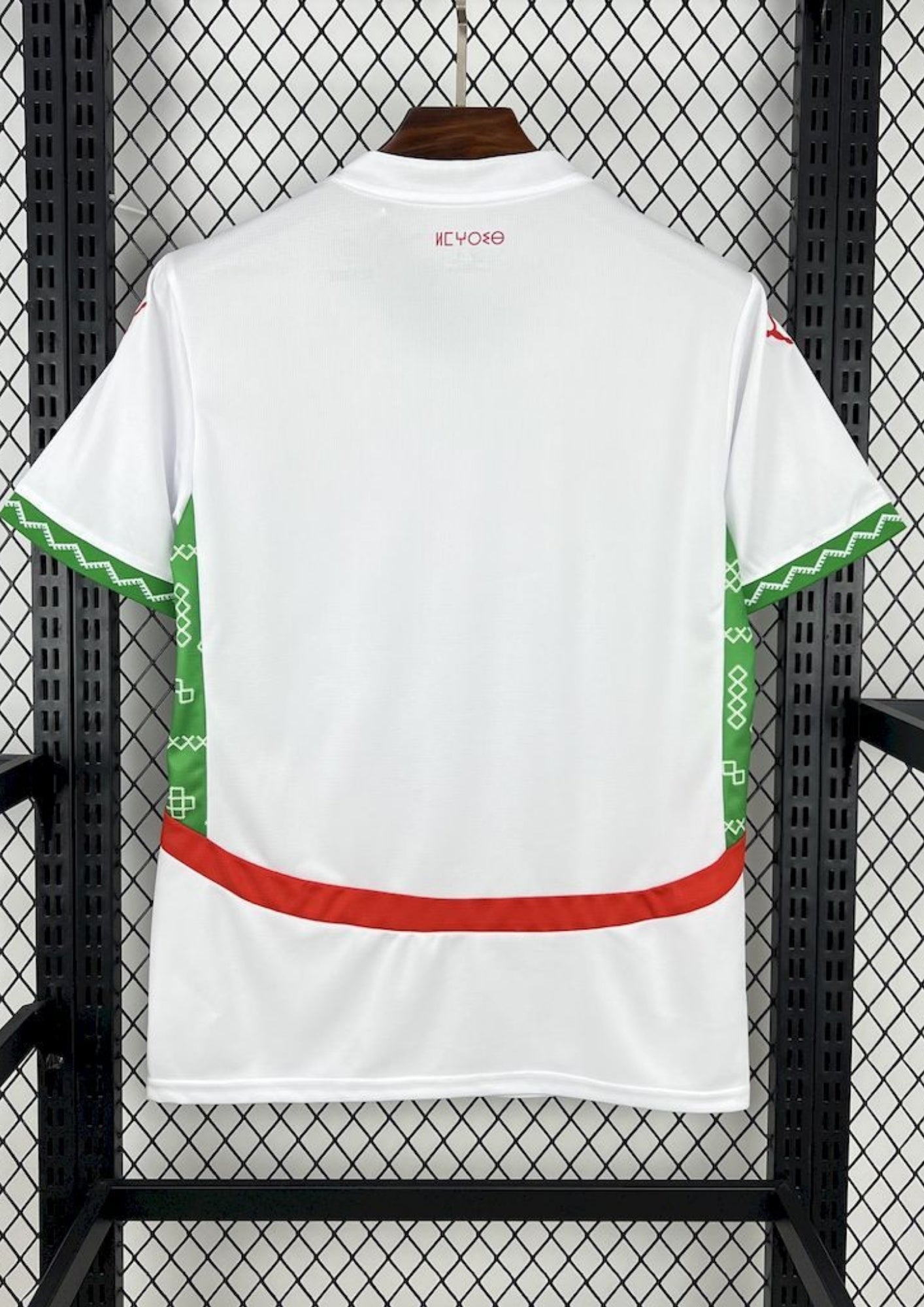 Maroc (Extérieur) Blanc, détails verts et rouges avec motifs traditionnels sur le col et les manches, logos Puma et FRMF. GoalKits