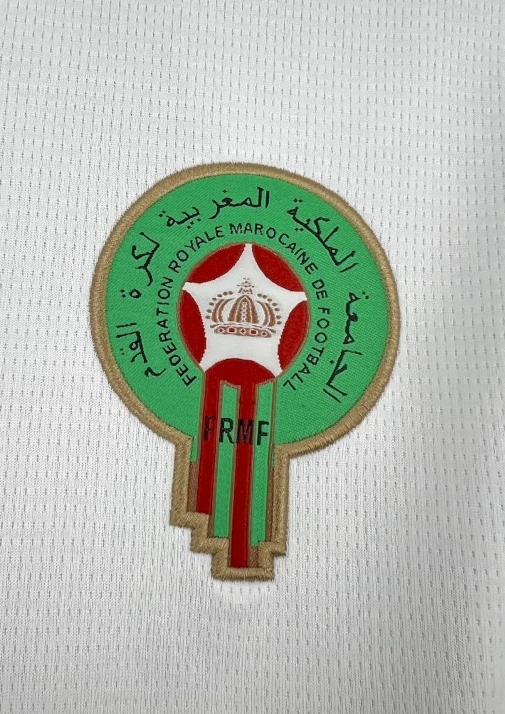Maroc (Extérieur) Blanc, détails verts et rouges avec motifs traditionnels sur le col et les manches, logos Puma et FRMF. GoalKits