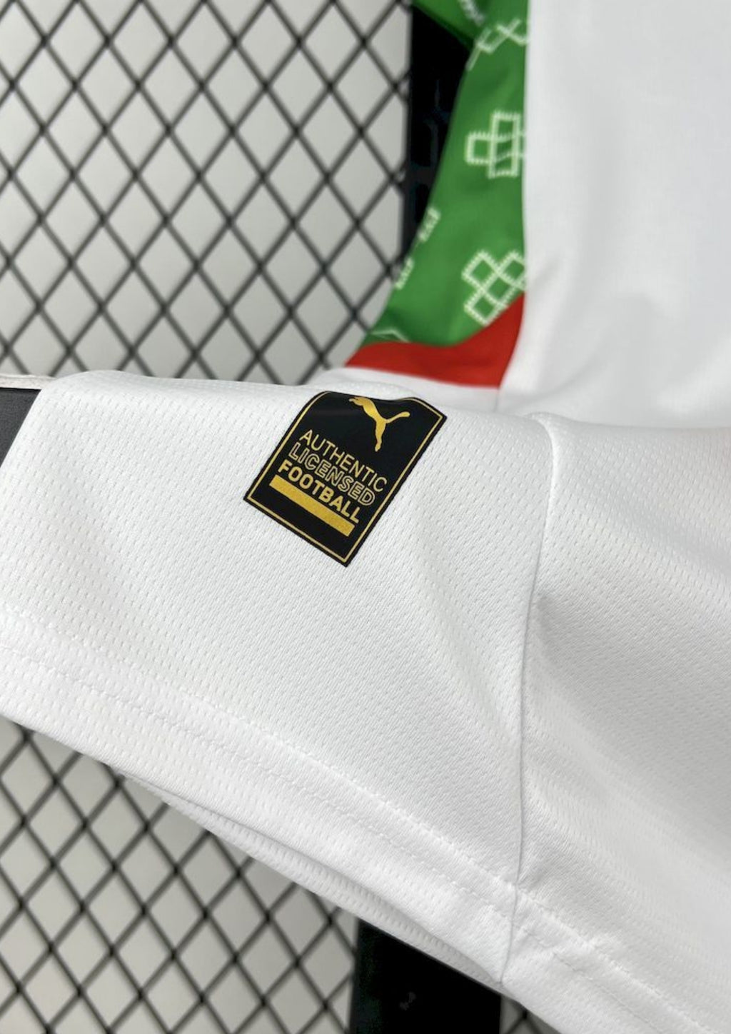 Maroc (Extérieur) Blanc, détails verts et rouges avec motifs traditionnels sur le col et les manches, logos Puma et FRMF. GoalKits
