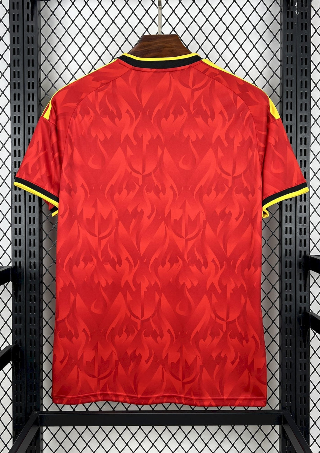 Belgique (Flame) Rouge, motifs de flammes ton sur ton, détails jaunes et noirs, logos Adidas et RBFA. GoalKits
