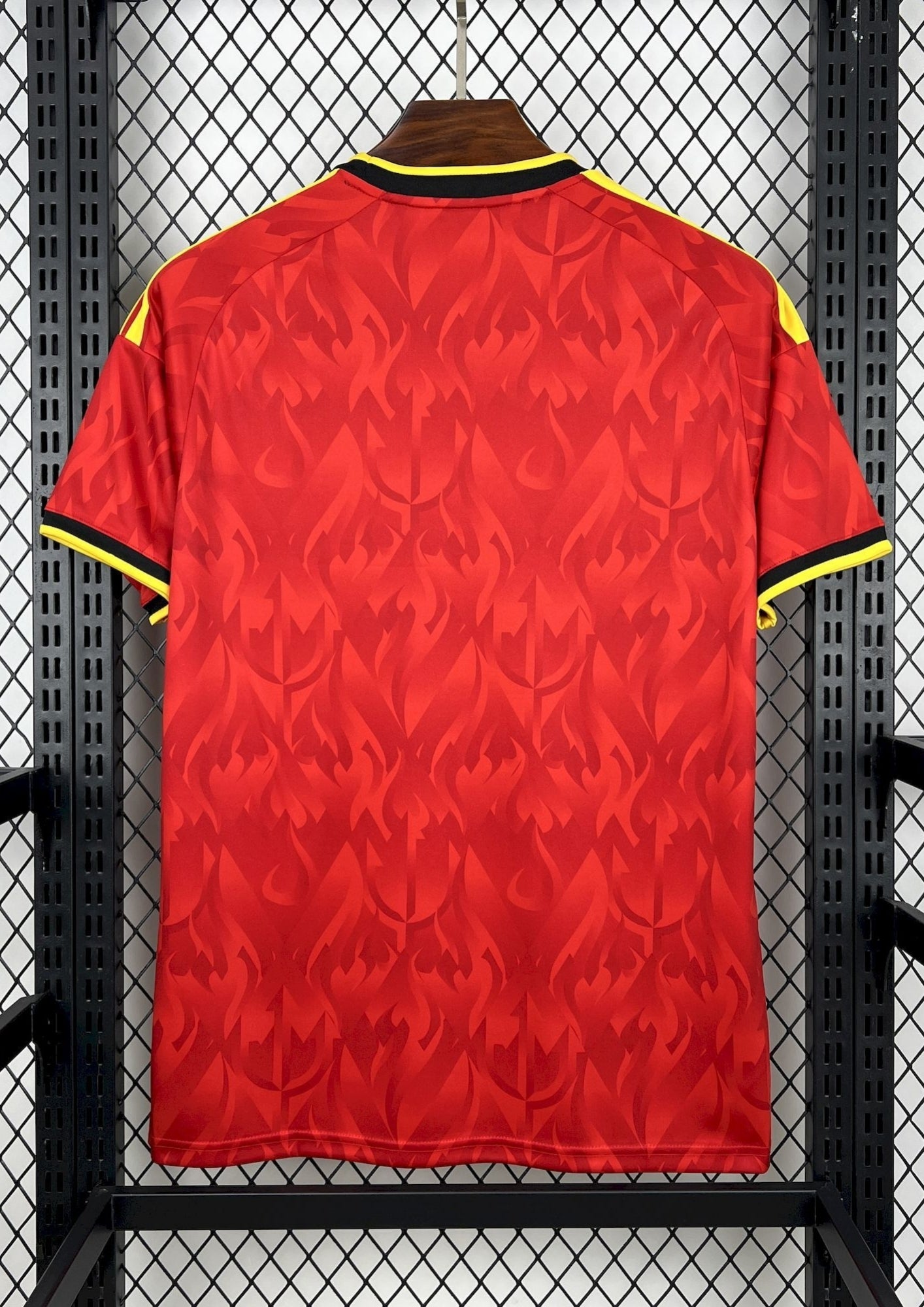 Belgique (Flame) Rouge, motifs de flammes ton sur ton, détails jaunes et noirs, logos Adidas et RBFA. GoalKits
