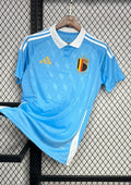 Belgique (Tintin) Bleu ciel avec col blanc, motifs géométriques ton sur ton incluant l'année "1895", logos Adidas doré et RBFA. GoalKits