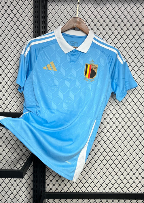 Belgique (Tintin) Bleu ciel avec col blanc, motifs géométriques ton sur ton incluant l'année "1895", logos Adidas doré et RBFA. GoalKits