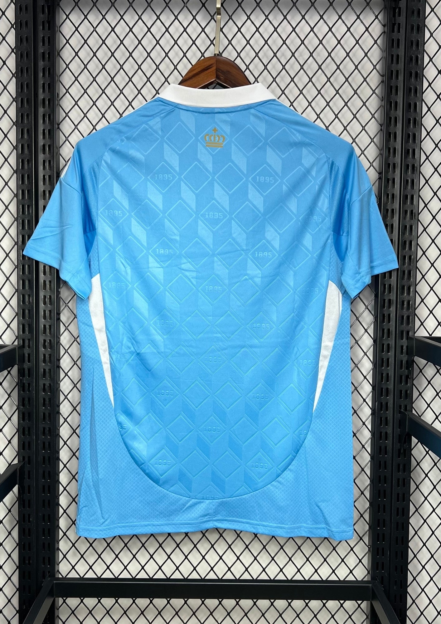 Belgique (Tintin) Bleu ciel avec col blanc, motifs géométriques ton sur ton incluant l'année "1895", logos Adidas doré et RBFA. GoalKits
