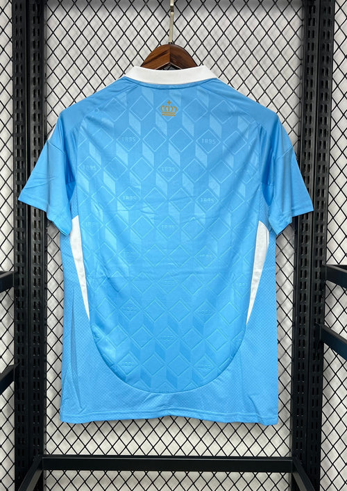Belgique (Tintin) Bleu ciel avec col blanc, motifs géométriques ton sur ton incluant l'année "1895", logos Adidas doré et RBFA. GoalKits