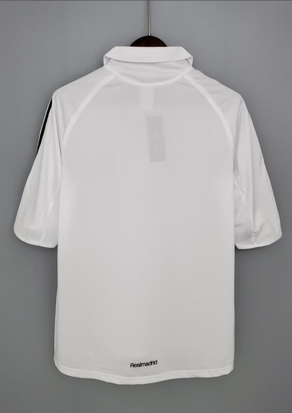 Real Madrid Extérieur 2006/07 : Maillot noir avec des empiècements blancs sur les flancs et le sponsor BenQ-Siemens. Il comporte le badge de "Meilleur Club du XXe Siècle". GoalKits