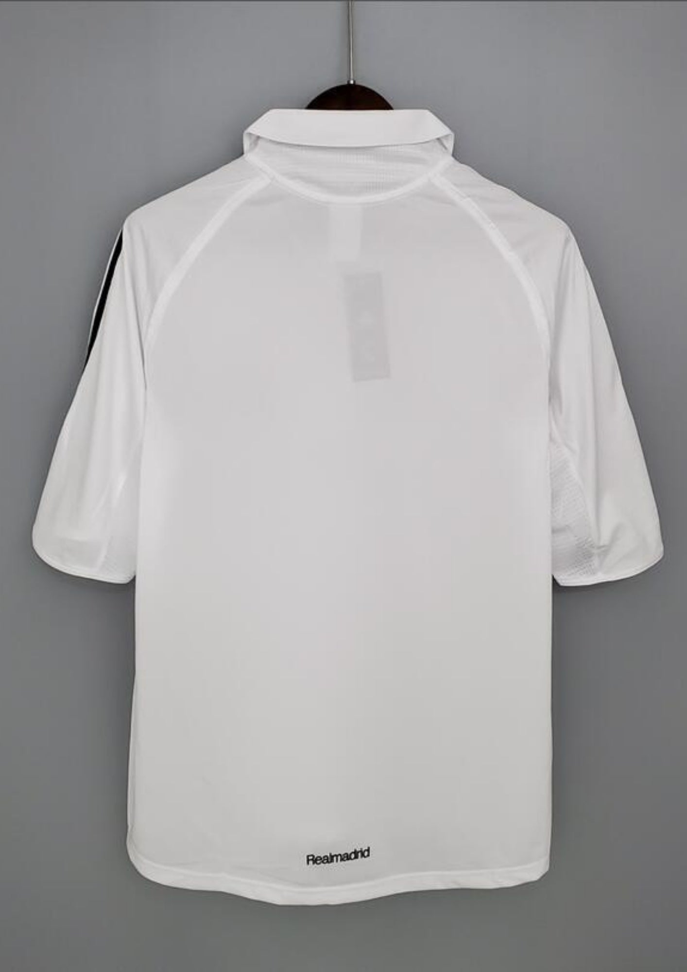 Real Madrid Extérieur 2006/07 : Maillot noir avec des empiècements blancs sur les flancs et le sponsor BenQ-Siemens. Il comporte le badge de "Meilleur Club du XXe Siècle". GoalKits