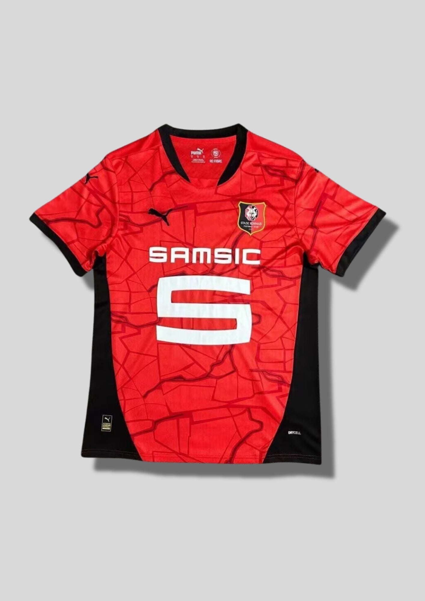 LOSC Lille extérieur 2023-2024 : maillot blanc avec un motif graphique de points rouges et bleu marine formant des diagonales, flancs bicolores, logos noirs et sponsor Boulanger. GoalKits
