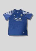 Paris Saint-Germain Jordan bleu & "ailes" blanches : maillot d'entraînement bleu roi avec des motifs d'ailes stylisés sur les manches, logo "Jumpman" et sponsor Qatar Airways blancs. GoalKits