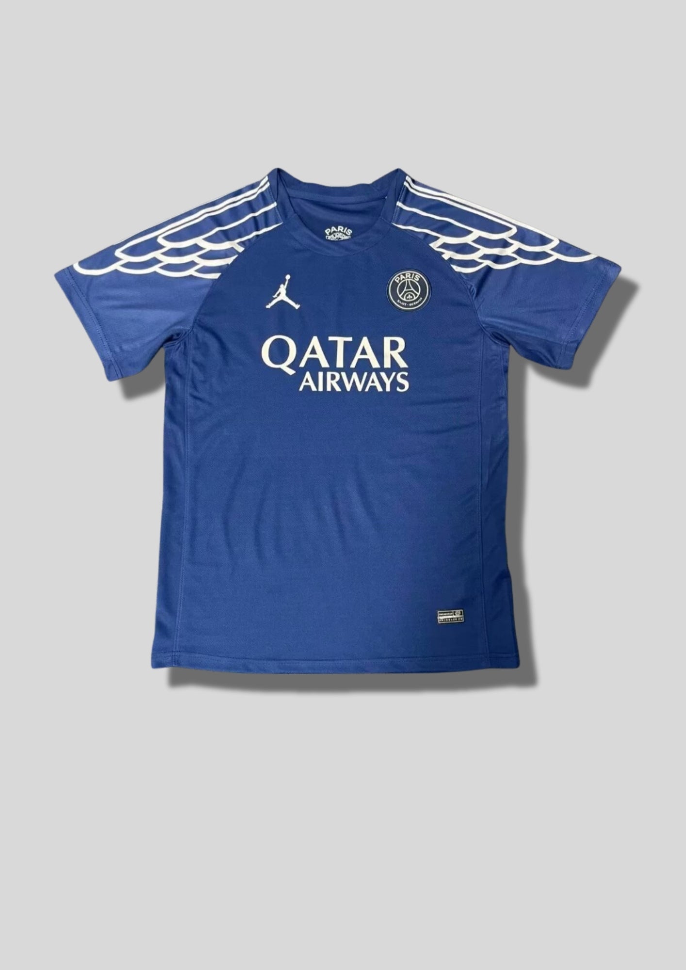 Paris Saint-Germain Jordan bleu & "ailes" blanches : maillot d'entraînement bleu roi avec des motifs d'ailes stylisés sur les manches, logo "Jumpman" et sponsor Qatar Airways blancs. GoalKits