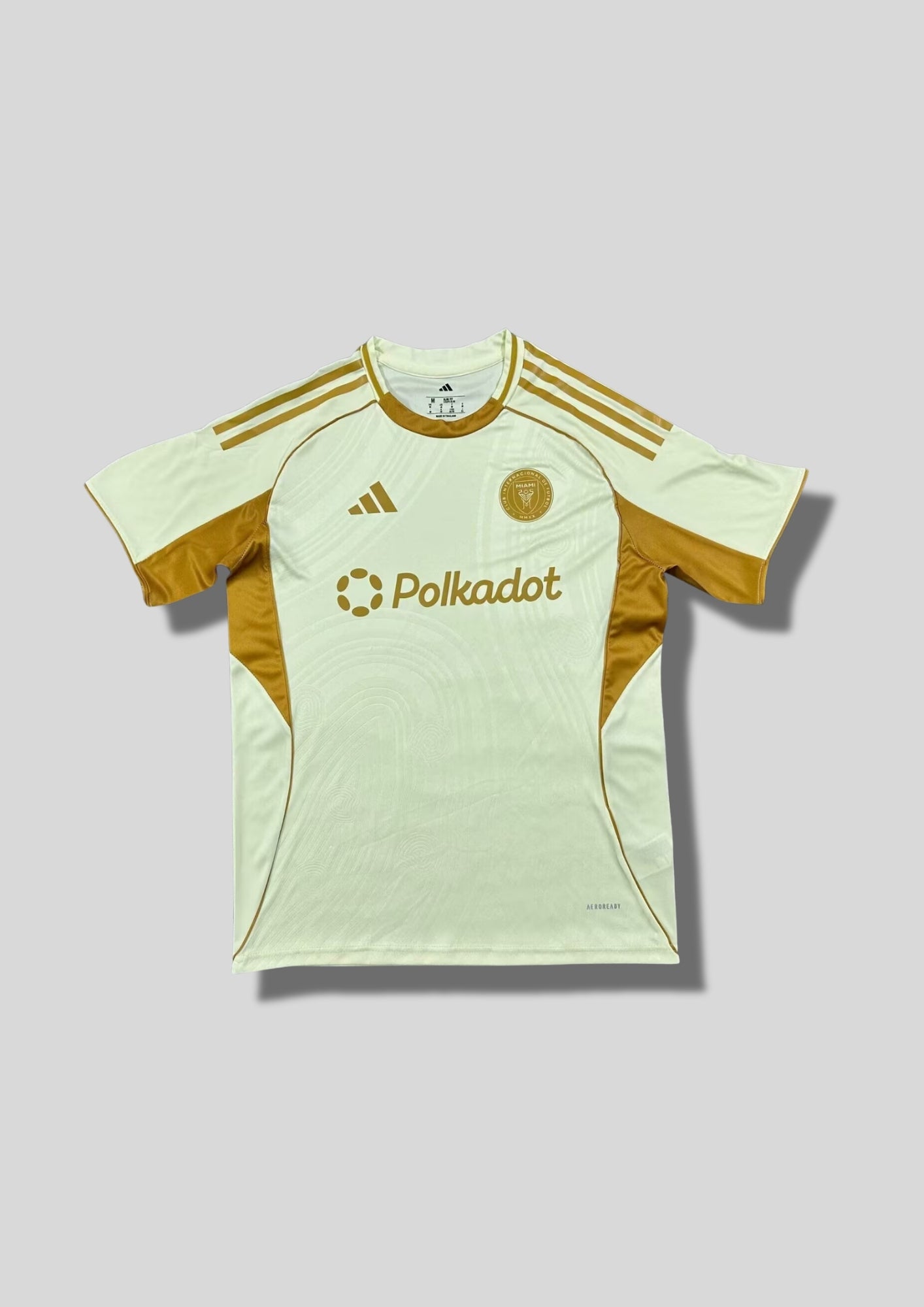 Inter Miami CF Training 24/25 "Polkadot" : Crème avec détails et sponsors or, incluant le logo "Polkadot" sur le torse. GoalKits