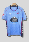 Celta de Vigo Maillot Domicile : Un design bleu ciel avec une texture de lignes horizontales subtiles. GoalKits