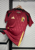 Belgique Domicile 2024 - Royal Bordeaux : Couleur bordeaux élégante avec motifs de couronnes dorées. GoalKits