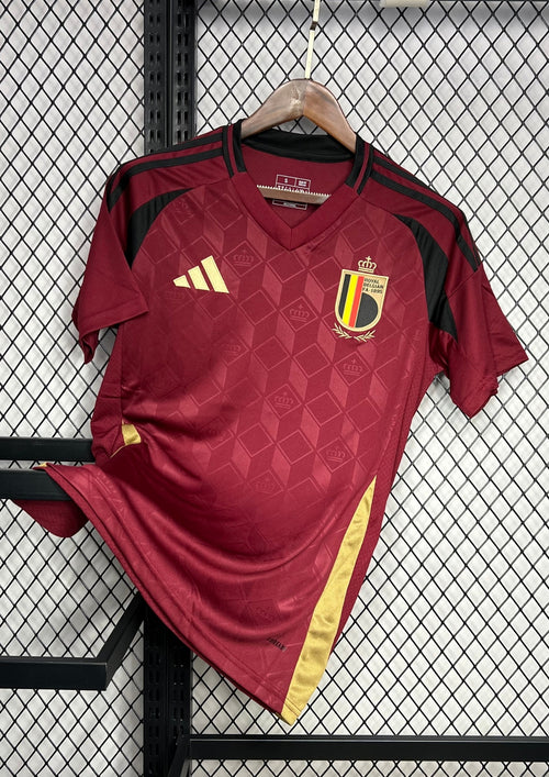 Belgique Domicile 2024 - Royal Bordeaux : Couleur bordeaux élégante avec motifs de couronnes dorées. GoalKits