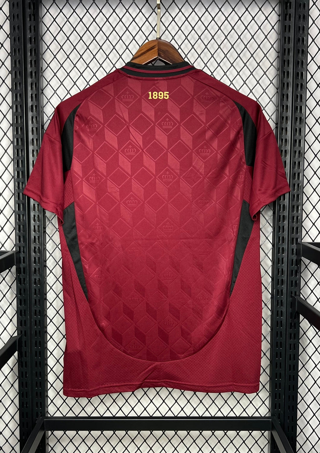 Belgique Domicile 2024 - Royal Bordeaux : Couleur bordeaux élégante avec motifs de couronnes dorées. GoalKits
