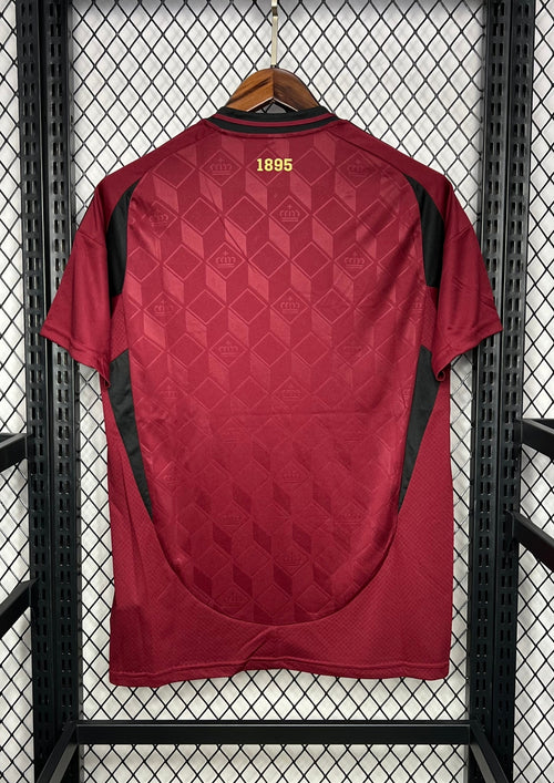 Belgique Domicile 2024 - Royal Bordeaux : Couleur bordeaux élégante avec motifs de couronnes dorées. GoalKits
