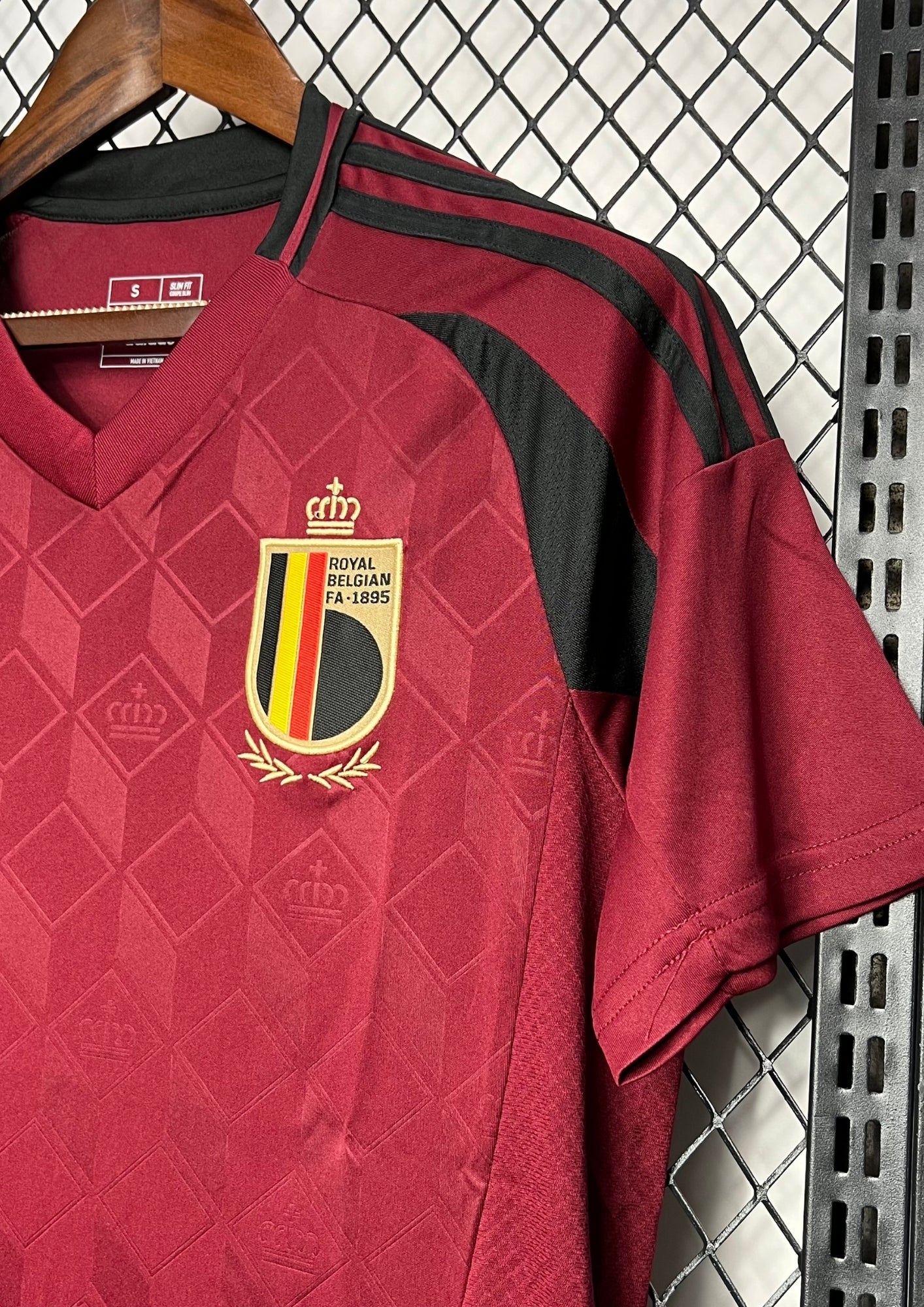 Belgique Domicile 2024 - Royal Bordeaux : Couleur bordeaux élégante avec motifs de couronnes dorées. GoalKits