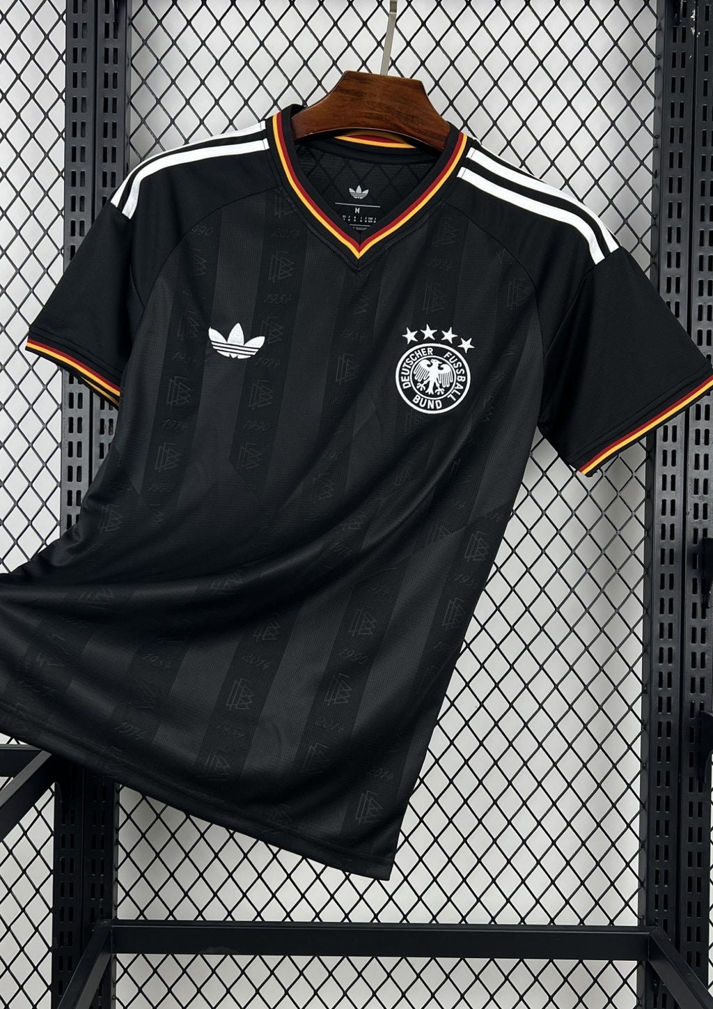 Allemagne (Black Retro) Noir, détails drapeau sur le col, motifs années de victoire, logos Adidas Originals et DFB. GoalKits