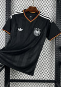 Allemagne (Black Retro) Noir, détails drapeau sur le col, motifs années de victoire, logos Adidas Originals et DFB. GoalKits