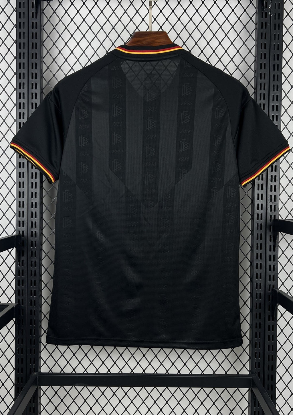 Allemagne (Black Retro) Noir, détails drapeau sur le col, motifs années de victoire, logos Adidas Originals et DFB. GoalKits