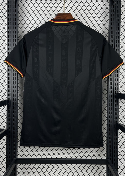 Allemagne (Black Retro) Noir, détails drapeau sur le col, motifs années de victoire, logos Adidas Originals et DFB. GoalKits