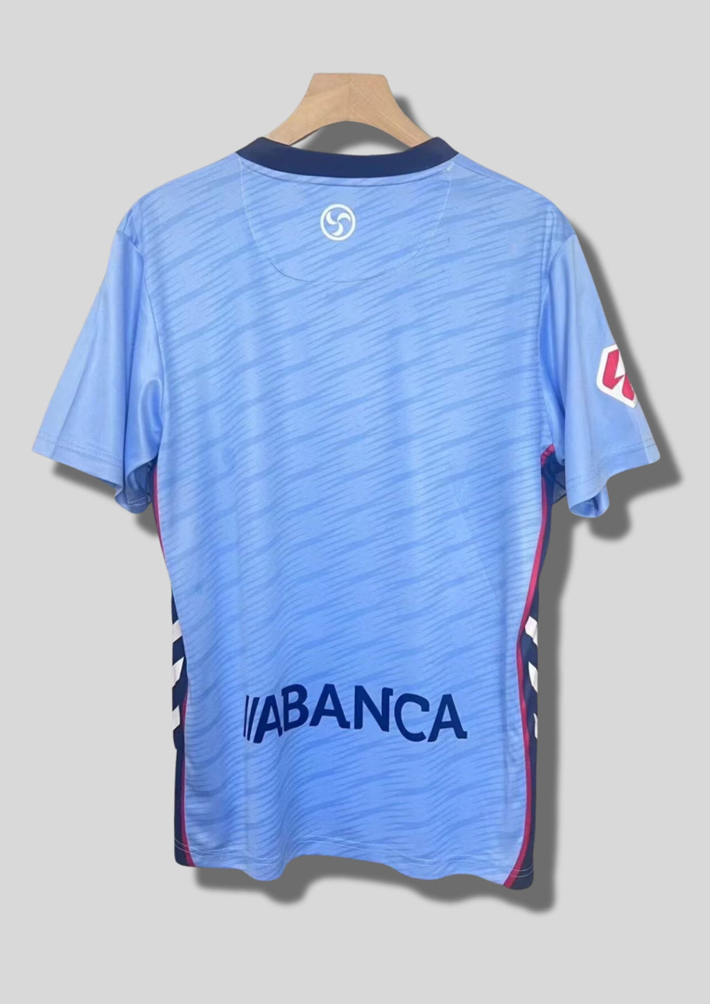 Celta de Vigo Maillot Domicile : Un design bleu ciel avec une texture de lignes horizontales subtiles. GoalKits