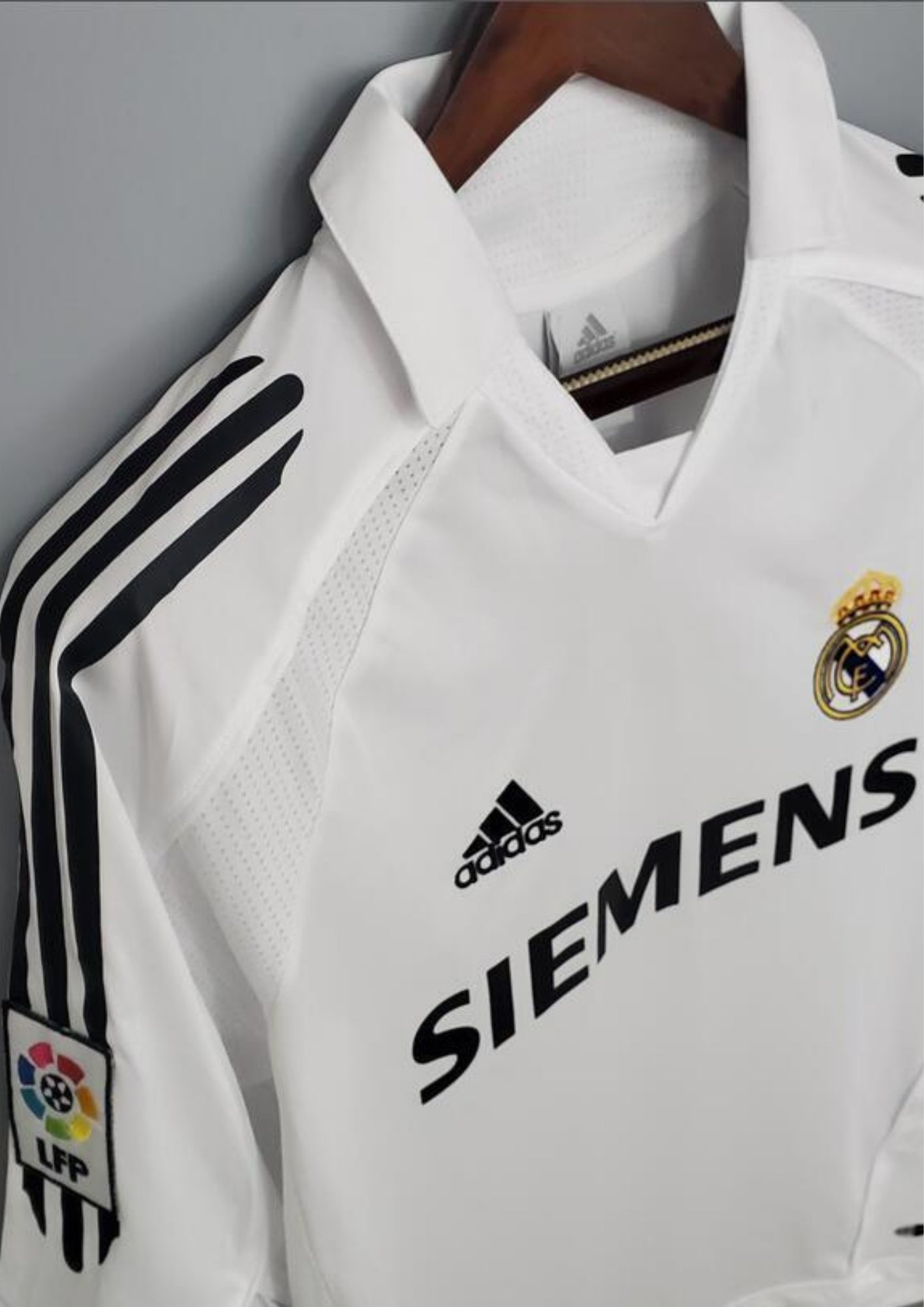 Real Madrid Extérieur 2006/07 : Maillot noir avec des empiècements blancs sur les flancs et le sponsor BenQ-Siemens. Il comporte le badge de "Meilleur Club du XXe Siècle". GoalKits