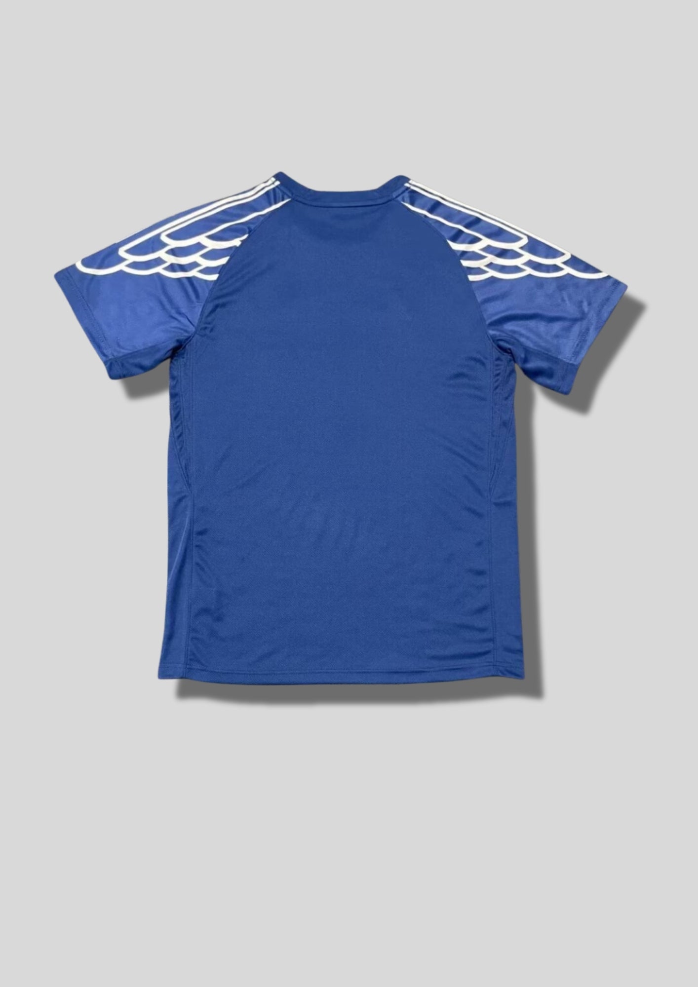 Paris Saint-Germain Jordan bleu & "ailes" blanches : maillot d'entraînement bleu roi avec des motifs d'ailes stylisés sur les manches, logo "Jumpman" et sponsor Qatar Airways blancs. GoalKits