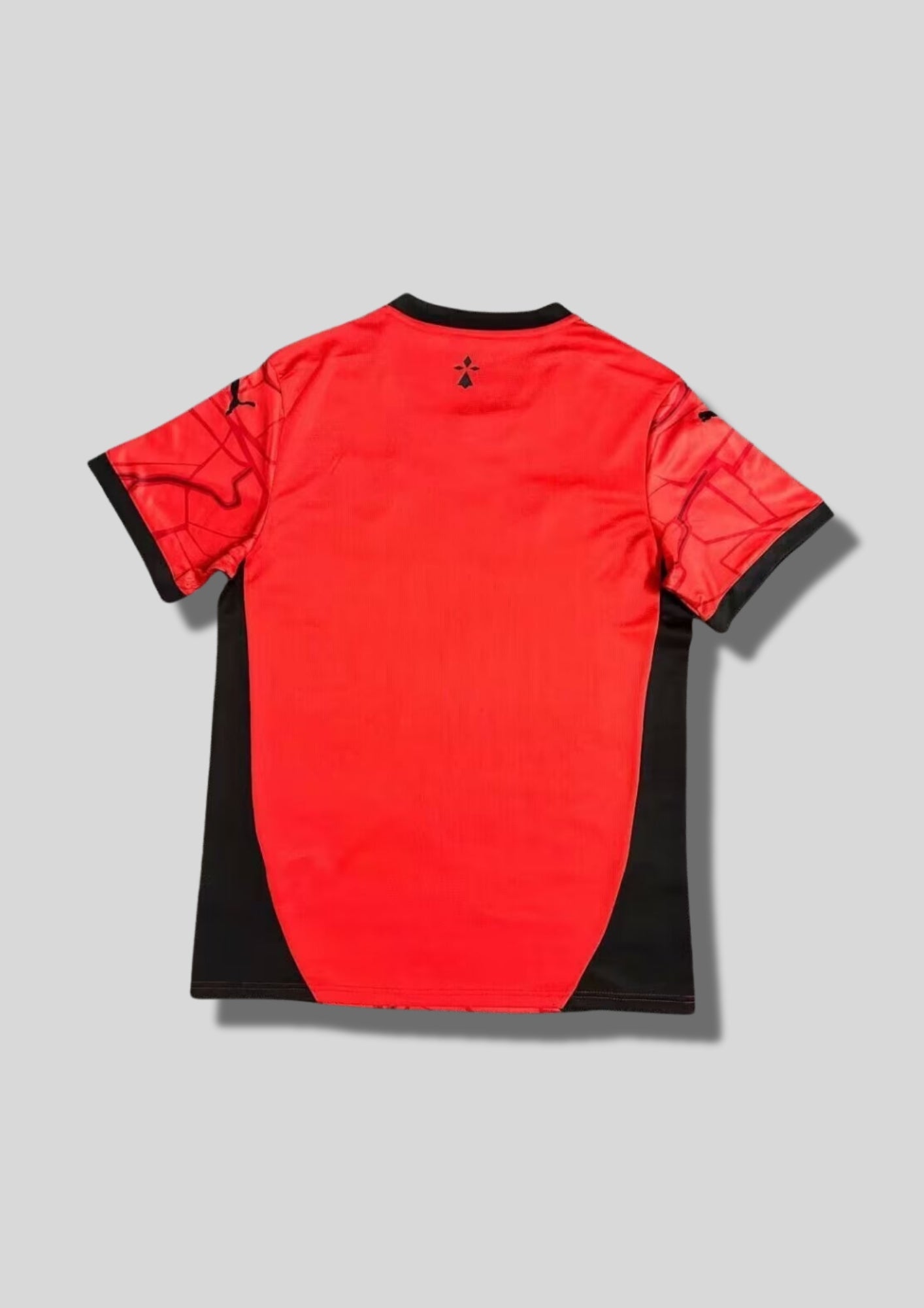 LOSC Lille extérieur 2023-2024 : maillot blanc avec un motif graphique de points rouges et bleu marine formant des diagonales, flancs bicolores, logos noirs et sponsor Boulanger. GoalKits