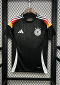 Allemagne (Édition Noir & Feu) Noir avec dégradé tricolore sur les épaules, motifs géométriques ton sur ton, logos Adidas et DFB blancs. GoalKits