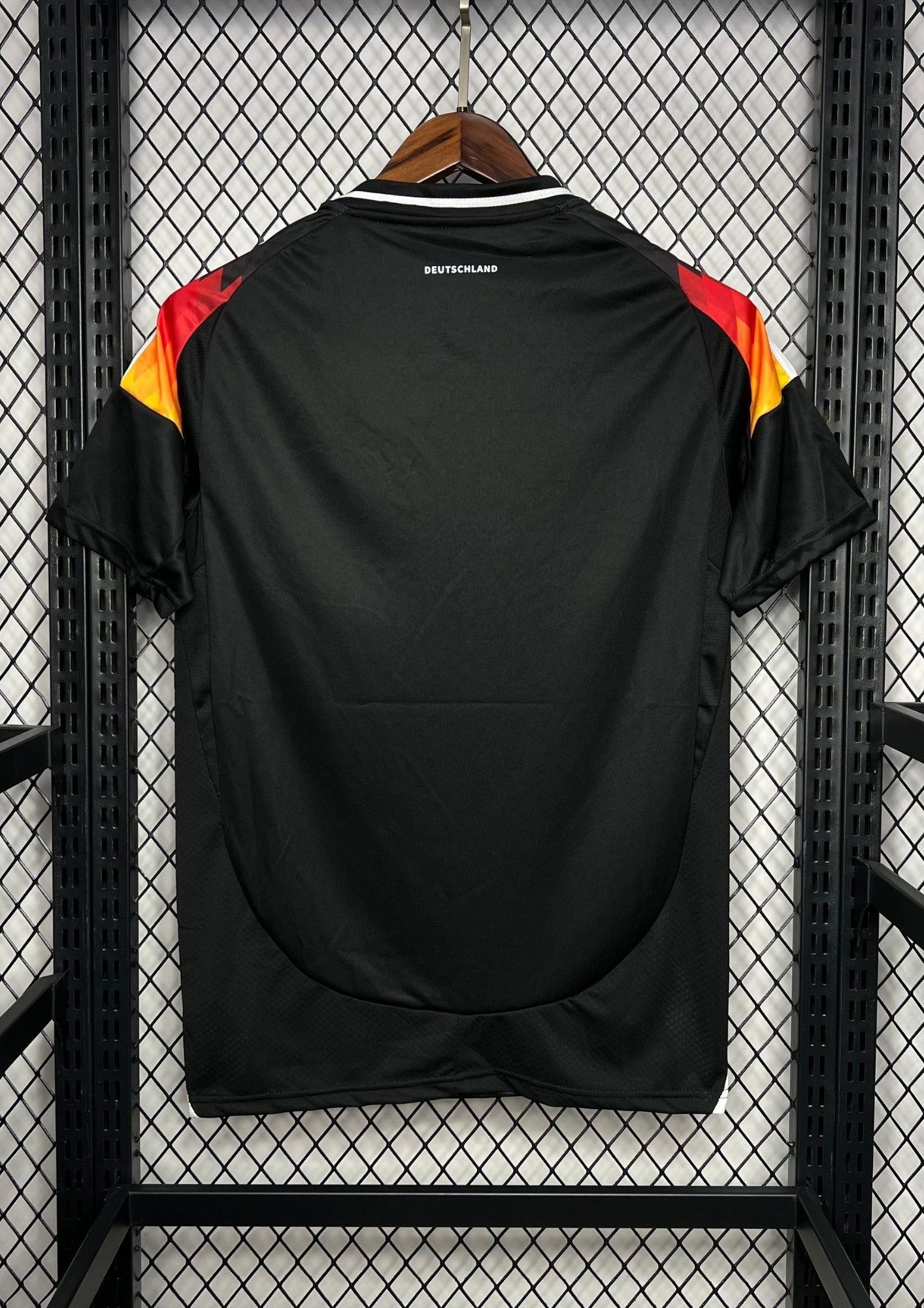 Allemagne (Édition Noir & Feu) Noir avec dégradé tricolore sur les épaules, motifs géométriques ton sur ton, logos Adidas et DFB blancs. GoalKits
