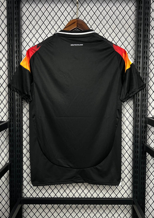 Allemagne (Édition Noir & Feu) Noir avec dégradé tricolore sur les épaules, motifs géométriques ton sur ton, logos Adidas et DFB blancs. GoalKits