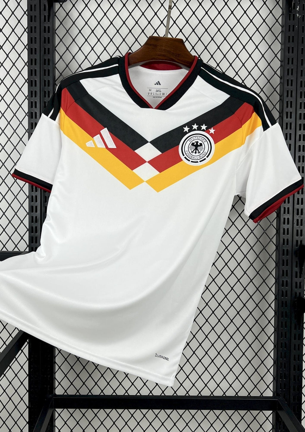 Allemagne (Classic White) Blanc, chevrons tricolores (noir, rouge, jaune), logos Adidas et DFB blancs. GoalKits