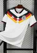 Allemagne (Classic White) Blanc, chevrons tricolores (noir, rouge, jaune), logos Adidas et DFB blancs. GoalKits
