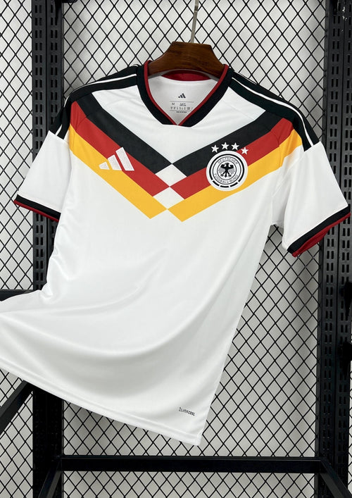 Allemagne (Classic White) Blanc, chevrons tricolores (noir, rouge, jaune), logos Adidas et DFB blancs. GoalKits