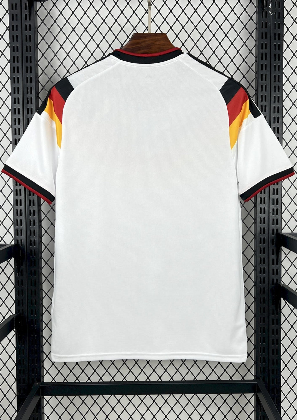 Allemagne (Classic White) Blanc, chevrons tricolores (noir, rouge, jaune), logos Adidas et DFB blancs. GoalKits