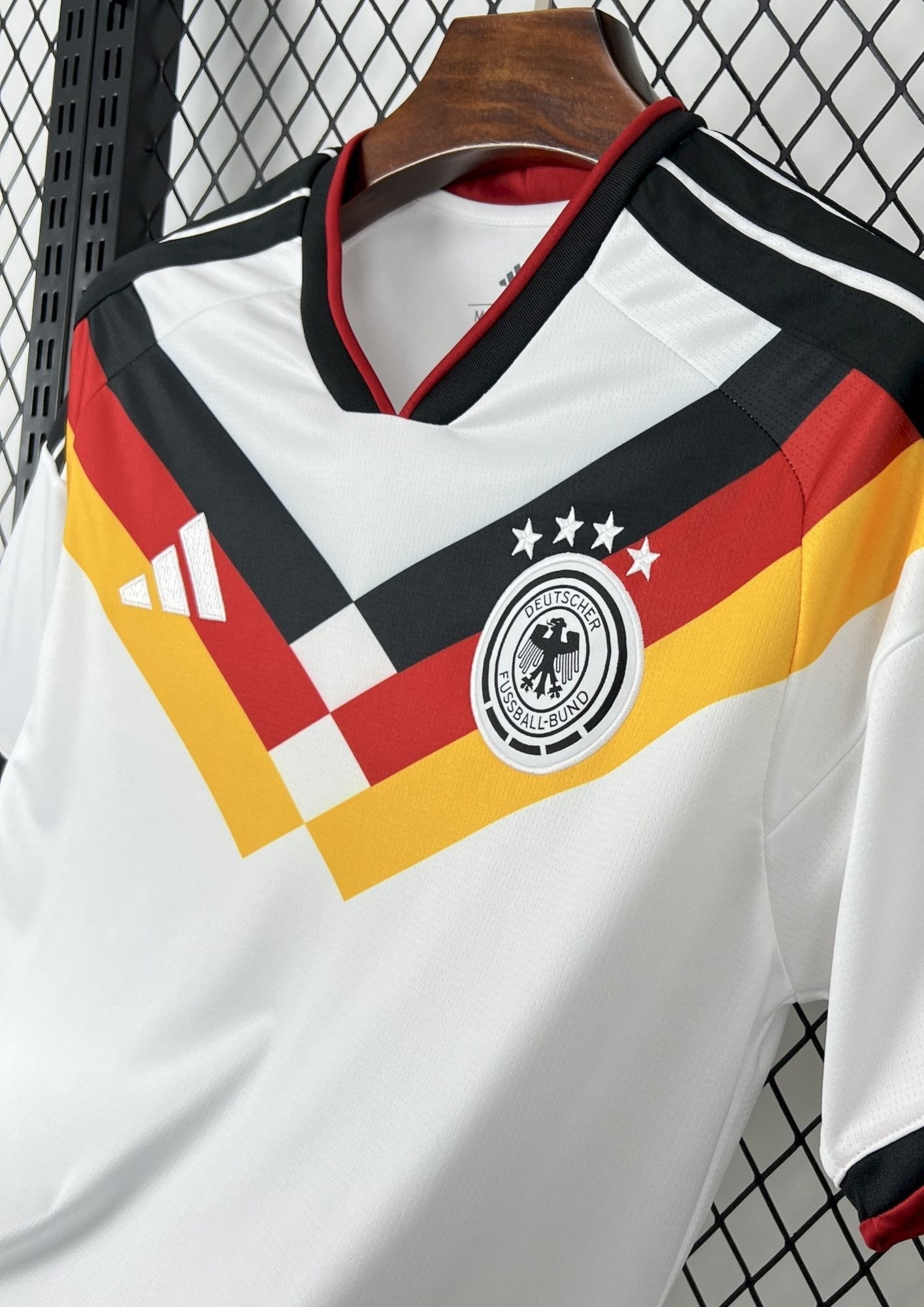 Allemagne (Classic White) Blanc, chevrons tricolores (noir, rouge, jaune), logos Adidas et DFB blancs. GoalKits
