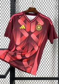 Allemagne (Bordeaux Edition) Bordeaux, motifs abstraits rose vif, logos Adidas et DFB jaune néon. GoalKits