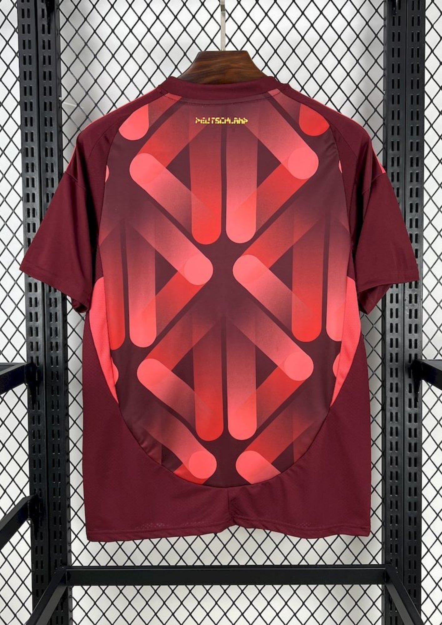 Allemagne (Bordeaux Edition) Bordeaux, motifs abstraits rose vif, logos Adidas et DFB jaune néon. GoalKits