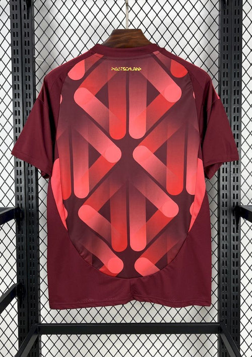 Allemagne (Bordeaux Edition) Bordeaux, motifs abstraits rose vif, logos Adidas et DFB jaune néon. GoalKits