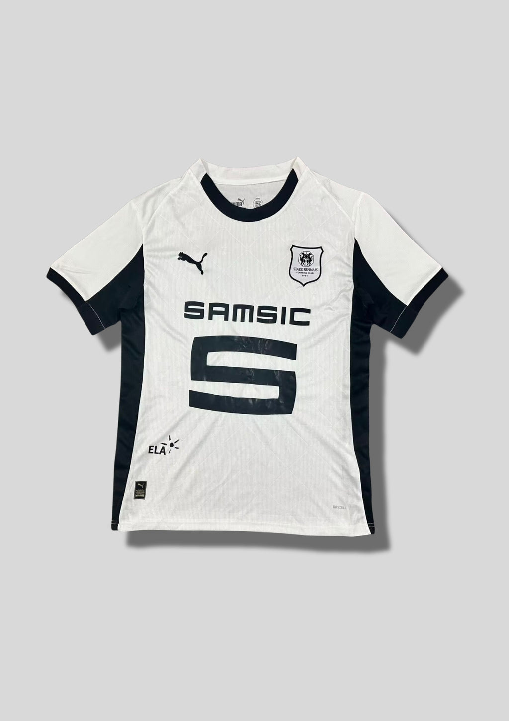 Stade Rennais extérieur 2024-2025 : maillot blanc avec un motif discret de fines lignes en losanges sur le torse, col rond et larges bandes latérales noirs, logos et sponsor Samsic noirs. GoalKits