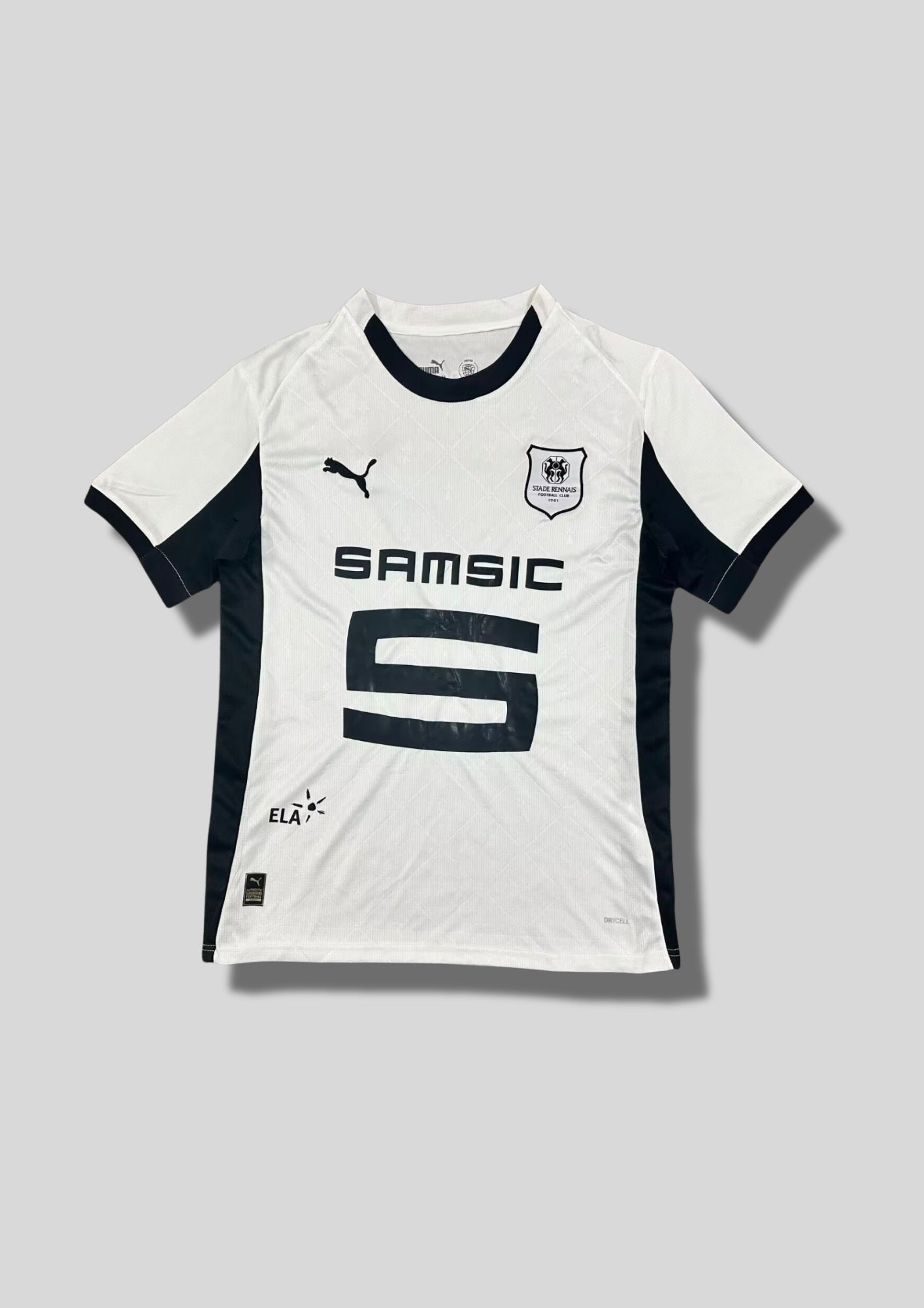 Stade Rennais extérieur 2024-2025 : maillot blanc avec un motif discret de fines lignes en losanges sur le torse, col rond et larges bandes latérales noirs, logos et sponsor Samsic noirs. GoalKits