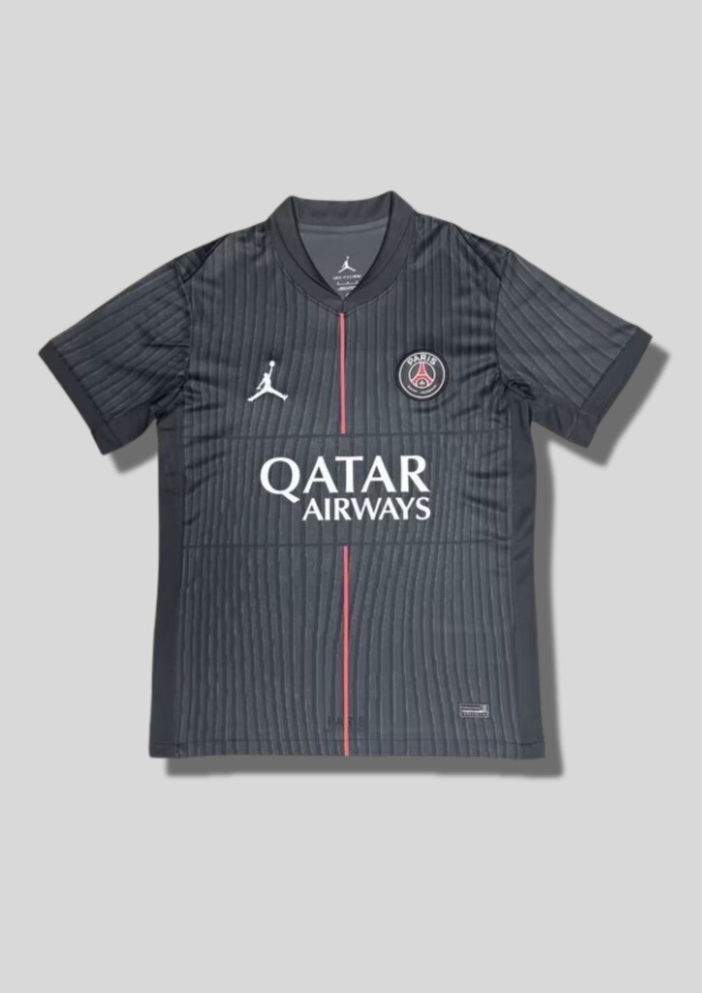 Paris Saint-Germain Jordan gris anthracite : édition avec de fines rayures verticales texturées, une ligne centrale rouge, logo "Jumpman" blanc et sponsor Qatar Airways blanc. GoalKits