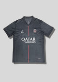 Paris Saint-Germain Jordan gris anthracite : édition avec de fines rayures verticales texturées, une ligne centrale rouge, logo "Jumpman" blanc et sponsor Qatar Airways blanc. GoalKits
