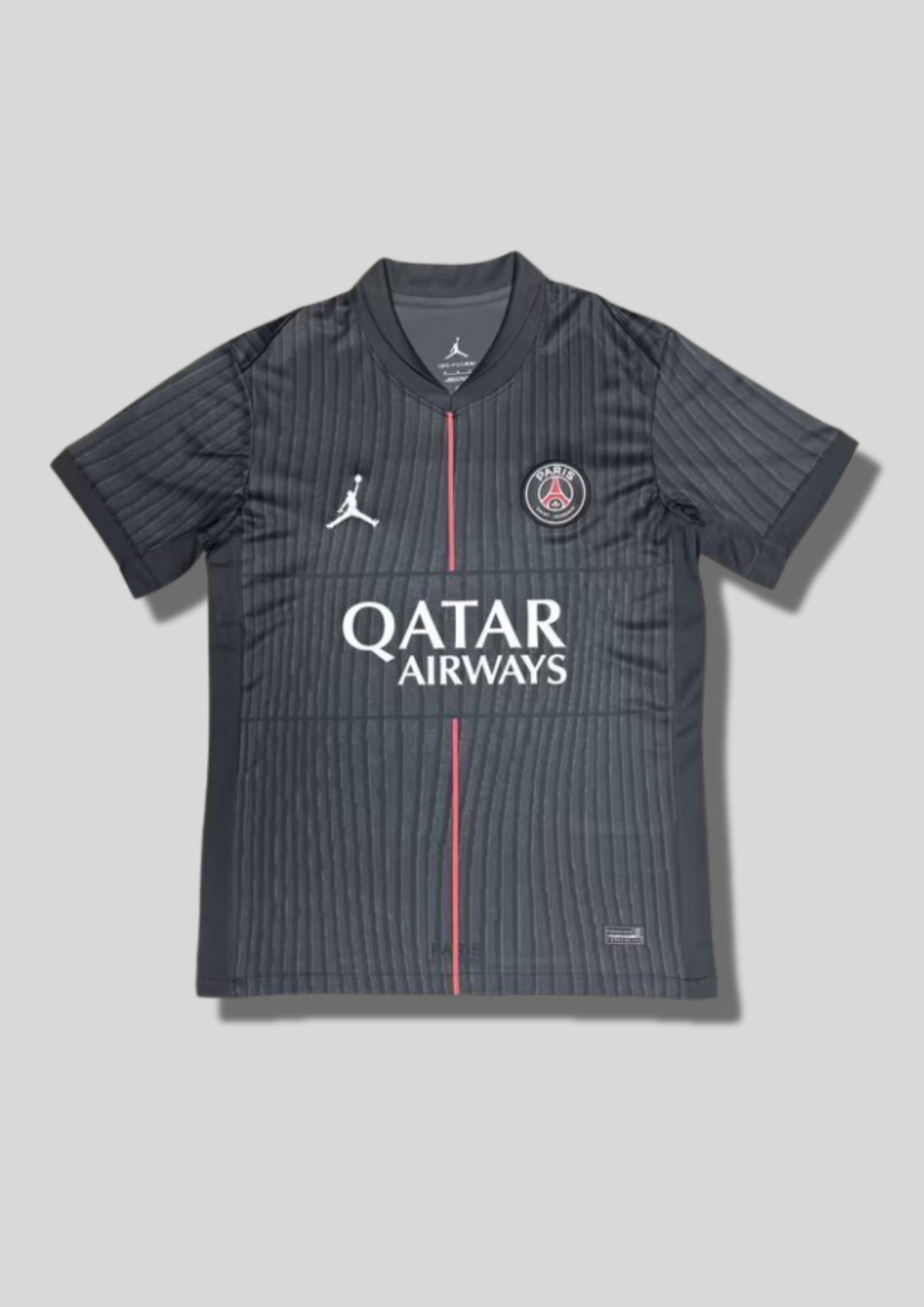 Paris Saint-Germain Jordan gris anthracite : édition avec de fines rayures verticales texturées, une ligne centrale rouge, logo "Jumpman" blanc et sponsor Qatar Airways blanc. GoalKits