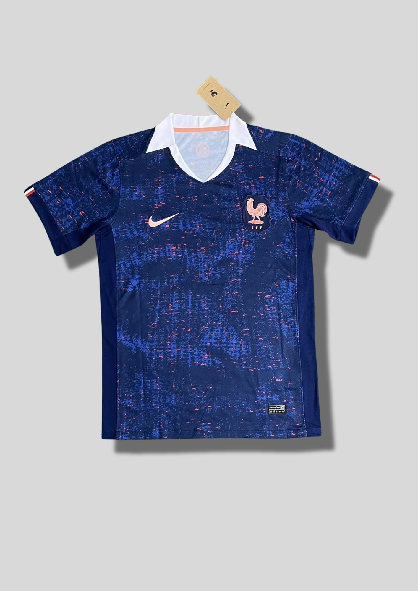 France Domicile Euro 2024 : Bleu vif, col tricolore, coq géant doré. GoalKits