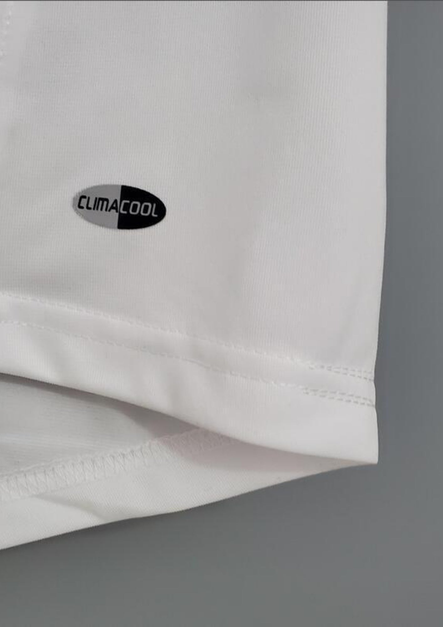 Real Madrid Extérieur 2006/07 : Maillot noir avec des empiècements blancs sur les flancs et le sponsor BenQ-Siemens. Il comporte le badge de "Meilleur Club du XXe Siècle". GoalKits