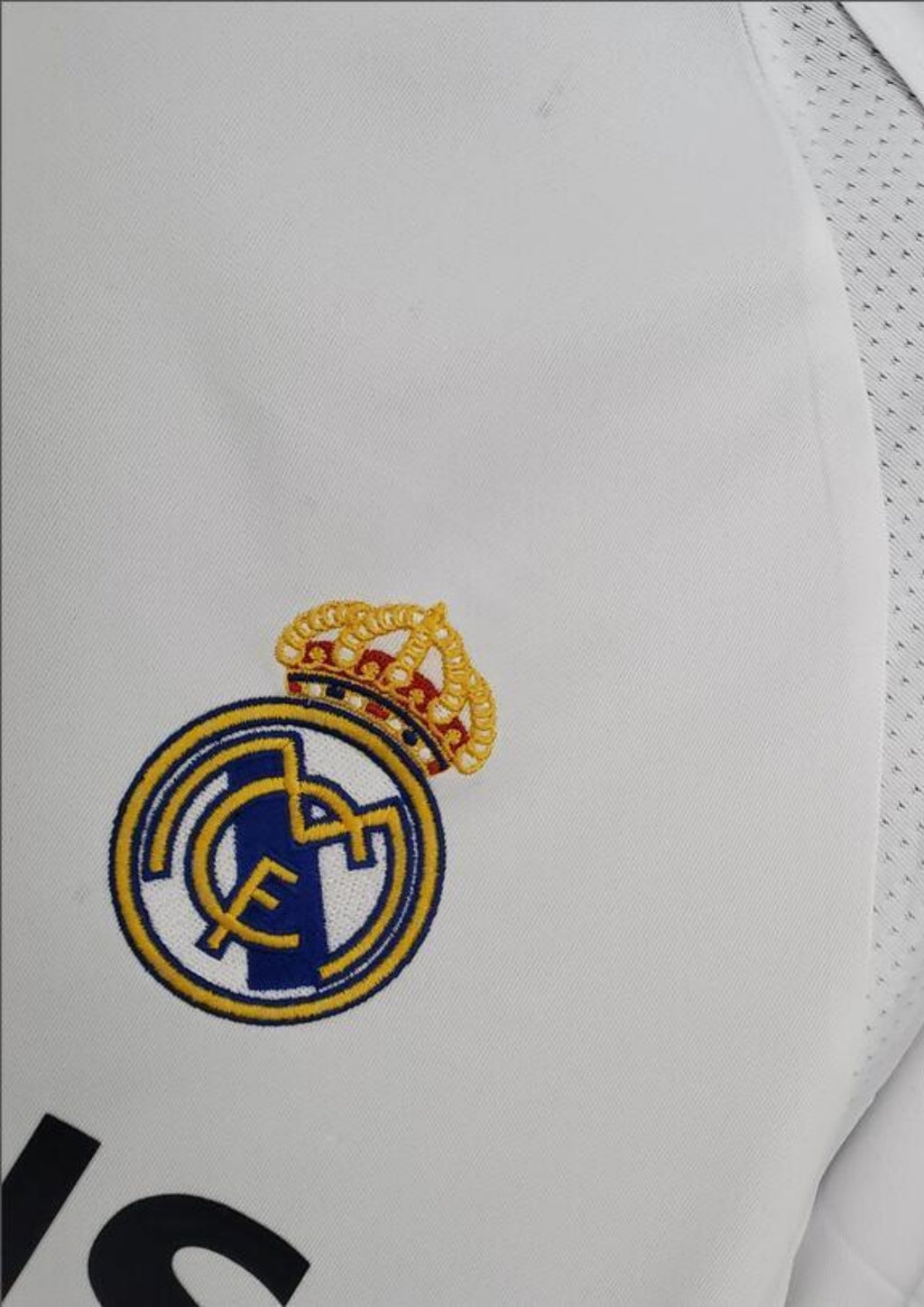 Real Madrid Extérieur 2006/07 : Maillot noir avec des empiècements blancs sur les flancs et le sponsor BenQ-Siemens. Il comporte le badge de "Meilleur Club du XXe Siècle". GoalKits